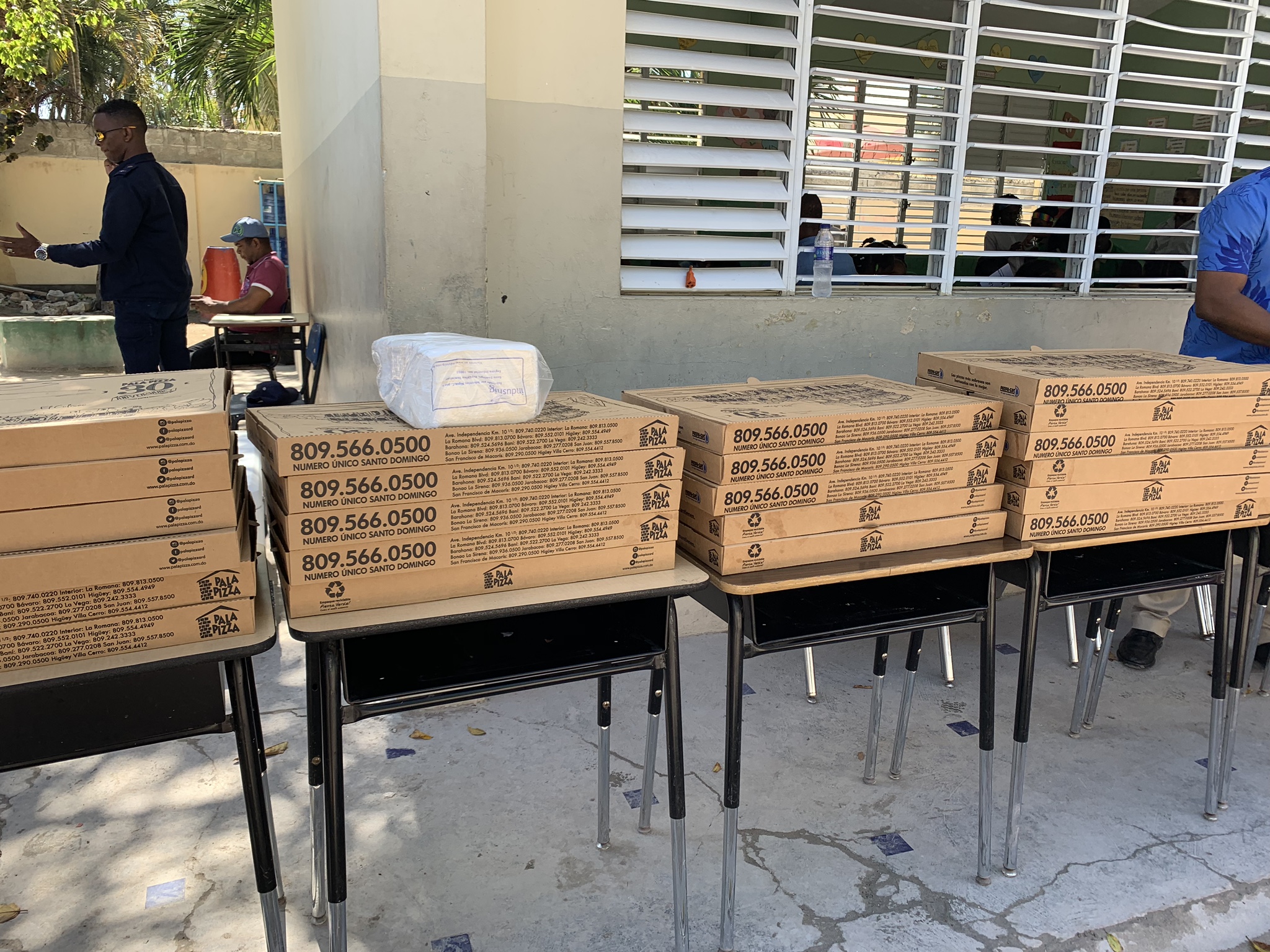 students eating pizza